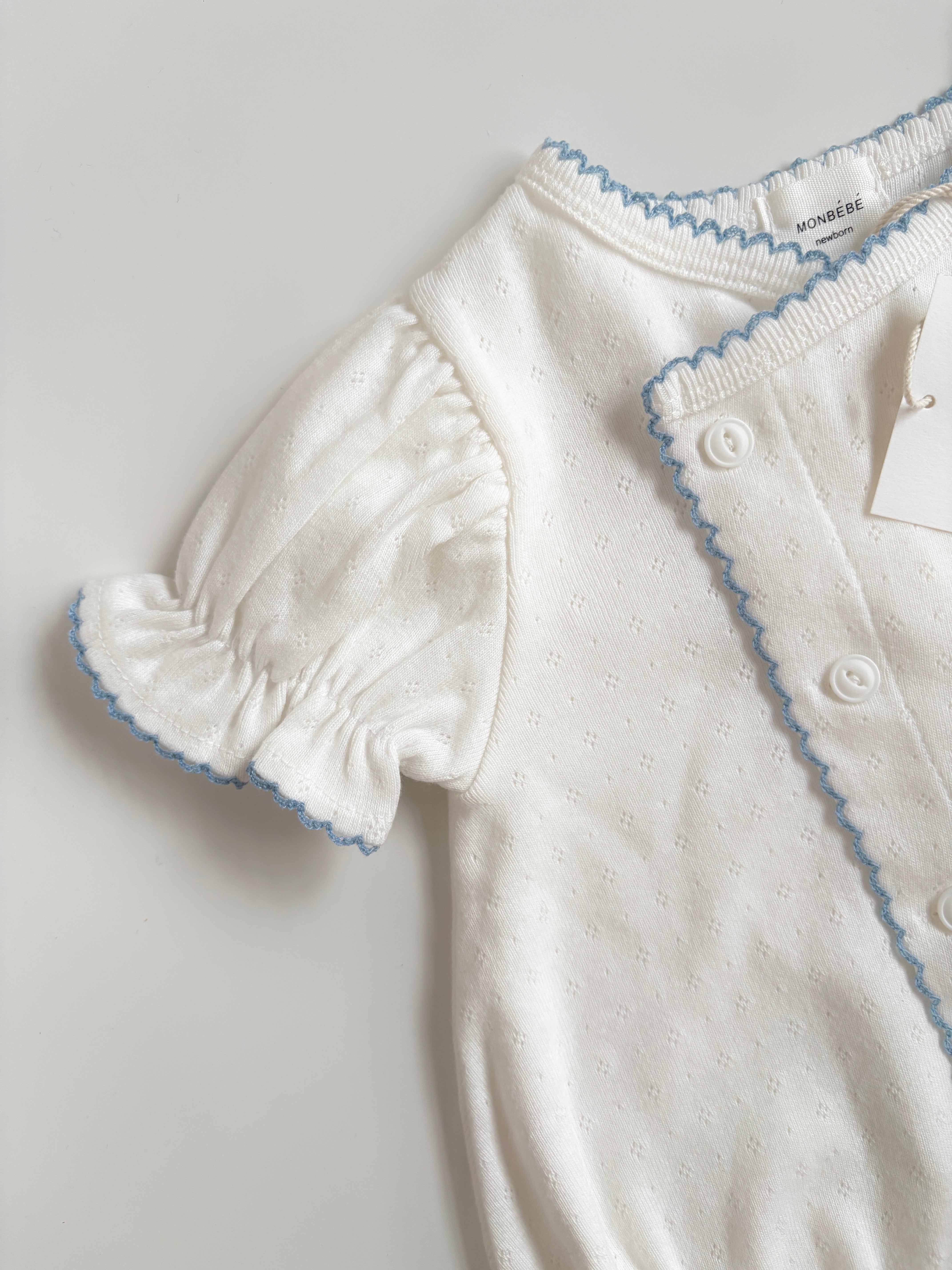 【美品】モンベベ　ボンネット付　アイレットブルーグローリーロンパース（半袖） monbebe ブランド モンベベ 韓国子供服 新生児 男の子 女の子